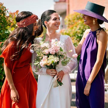 Tocados: las mejores ideas para invitadas que prefieren vestidos lisos -  Foto 1