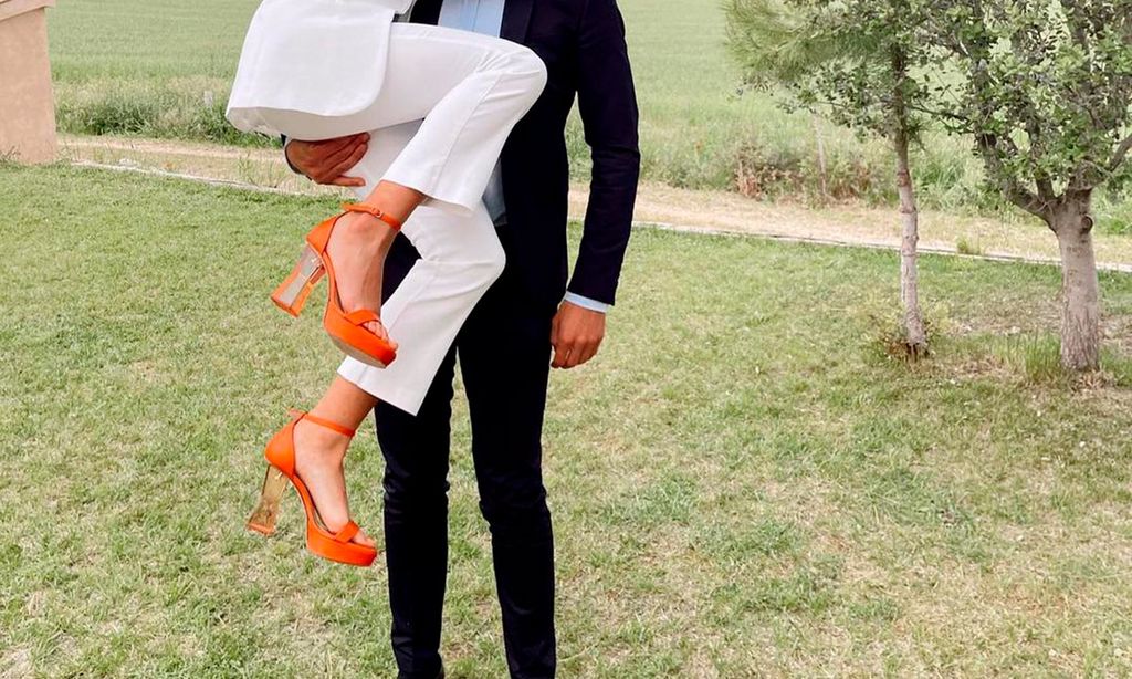 Sandalias naranjas: la tendencia que llevan de Victoria Beckham a las  invitadas más cool - Foto 1