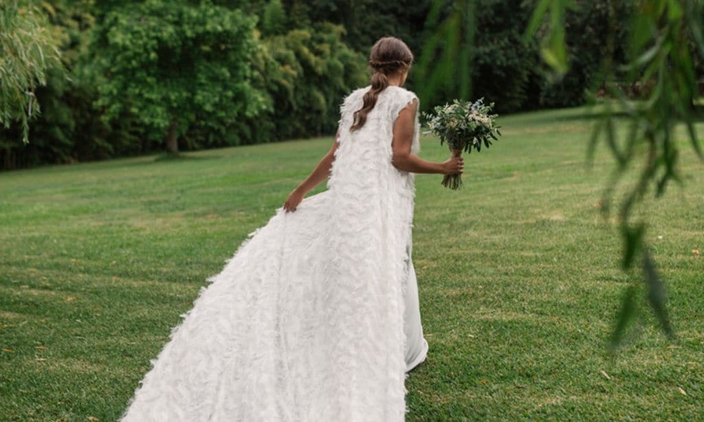 Vestido de novia con chaleco de plumas