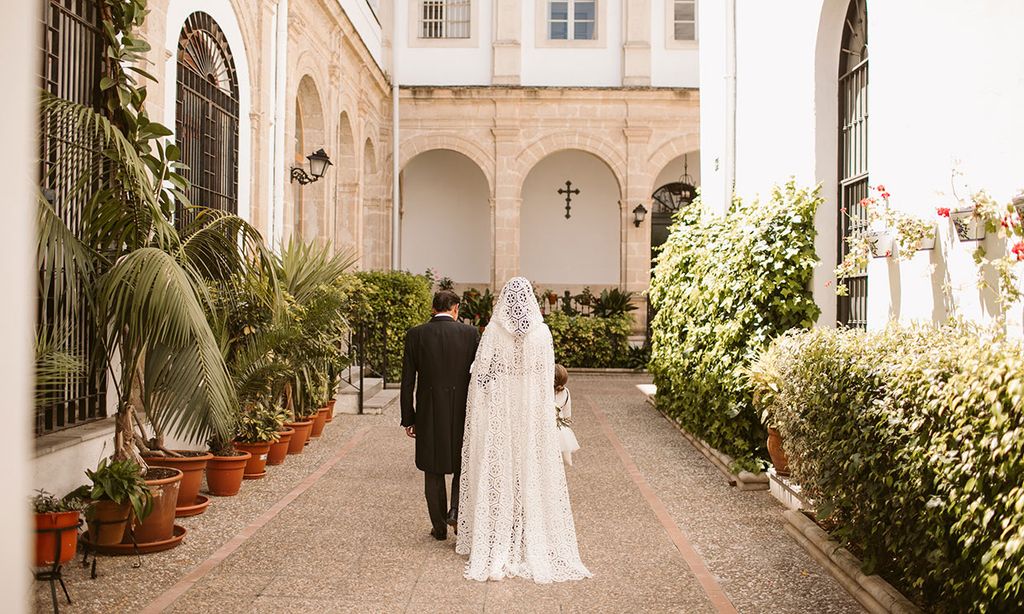 La historia de Cristina, la novia de la capa geométrica que se casó tras más de 10 años de amor