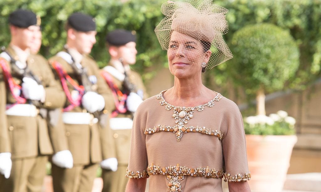 13 veces en las que Carolina de Mónaco inspiró a las madrinas más elegantes