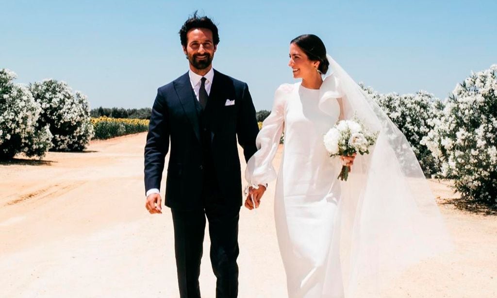 La boda íntima de Cristina, la novia sevillana del vestido 'midi' y los zapatos lilas