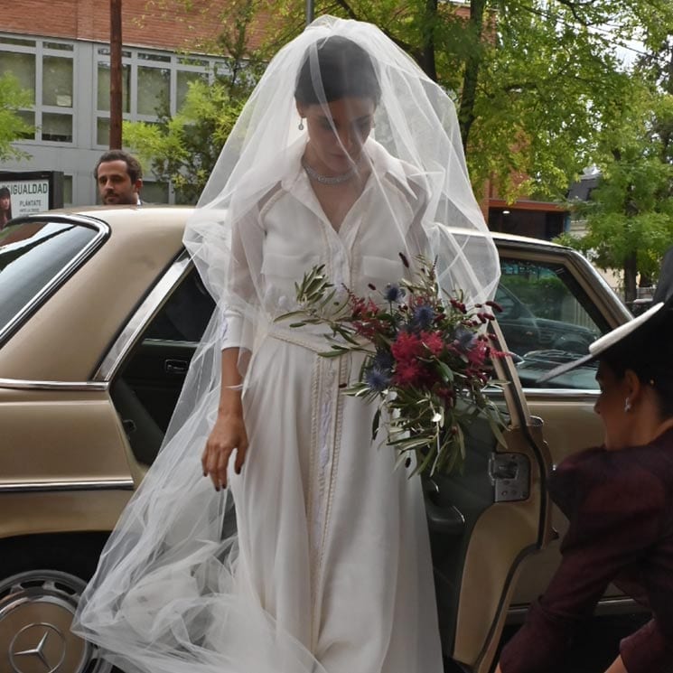 Lucía Martín Alcalde se casa con un vestido camisero de organza y velo en tul ilusión