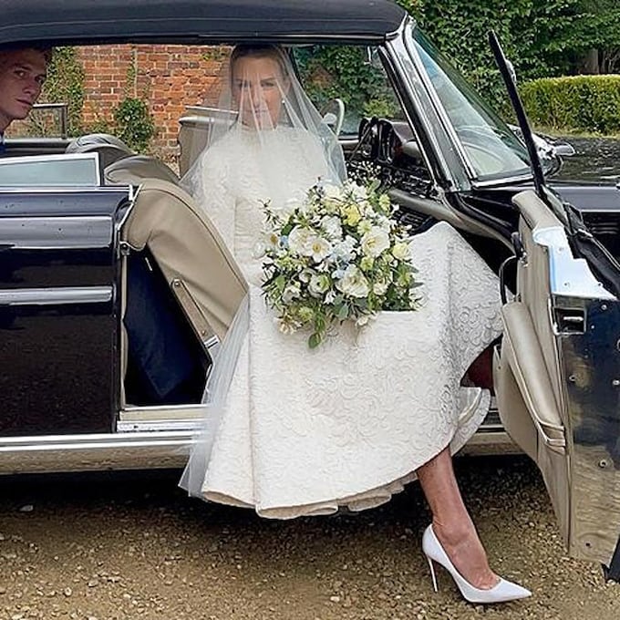 India Hicks, ahijada del príncipe Carlos, una elegante novia con vestido 'midi' a sus 56 años
