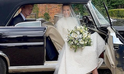 India Hicks, ahijada del príncipe Carlos, una elegante novia con vestido 'midi' a sus 56 años
