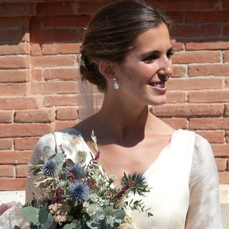 María Corsini elige para su boda un vestido de seda con flores de colores pintadas a mano