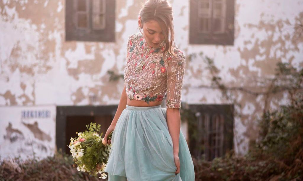 Las novias virales llevan vestidos a todo color que sirven a invitadas