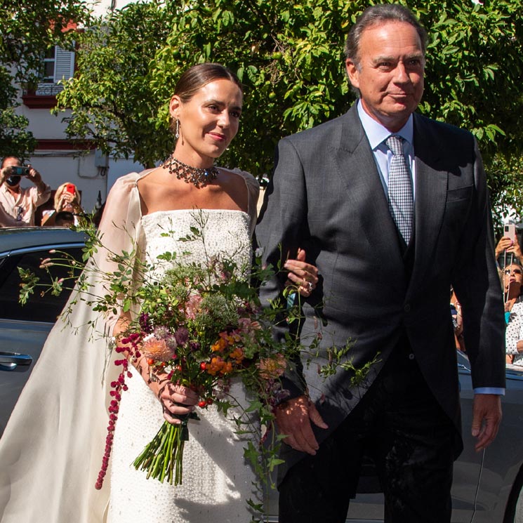Claudia Osborne se casa con un vestido de raíces andaluzas y gargantilla de diamantes