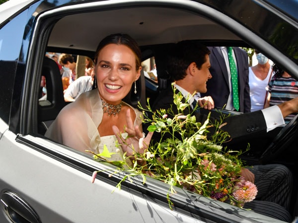 Claudia Osborne y José Entrecanales a la salida de su boda en coche