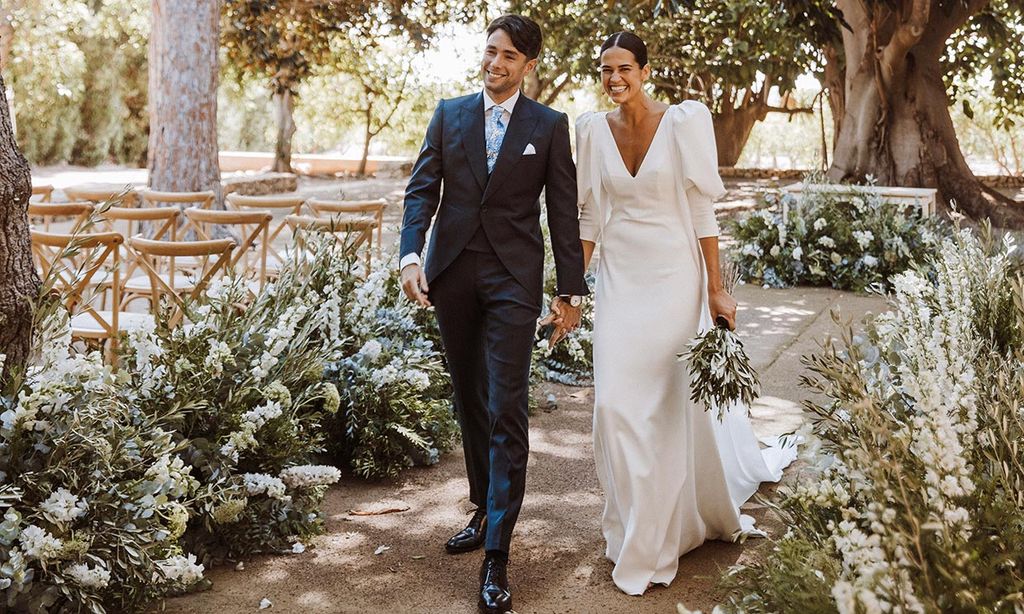 Vestido de novia sencillo con mangas abullonadas 