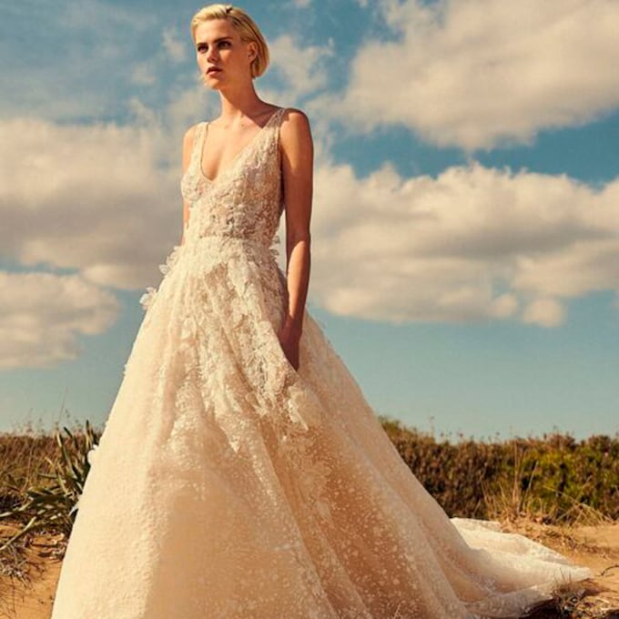 Vestidos para novias con una luz especial: la nueva colección 2022 de Costarellos
