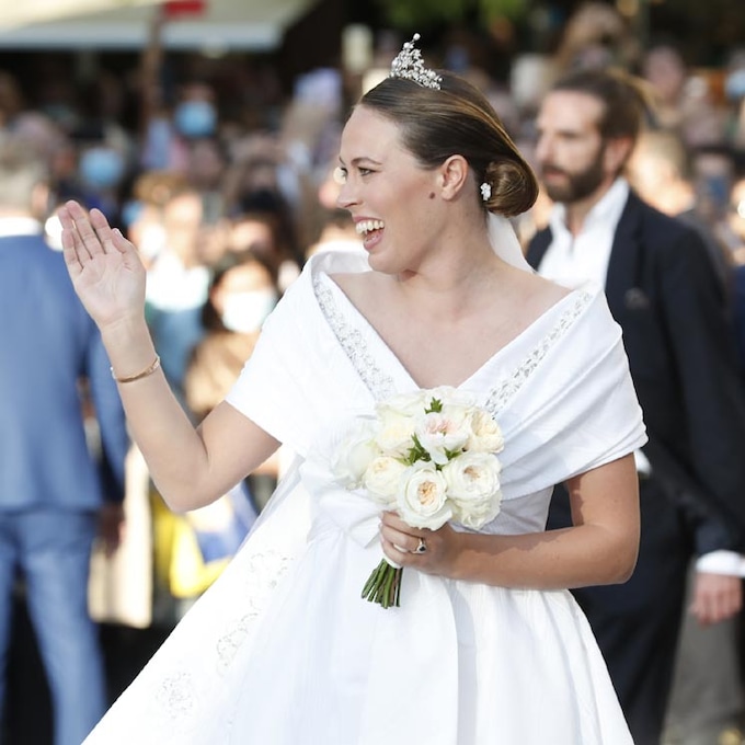Nina Flohr se casa con un impresionante vestido de corte princesa y la tiara del corsario