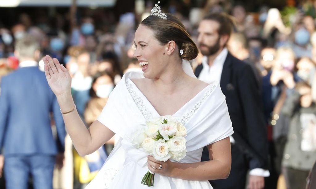 Nina Flohr se casa con un impresionante vestido de corte princesa y la tiara del corsario