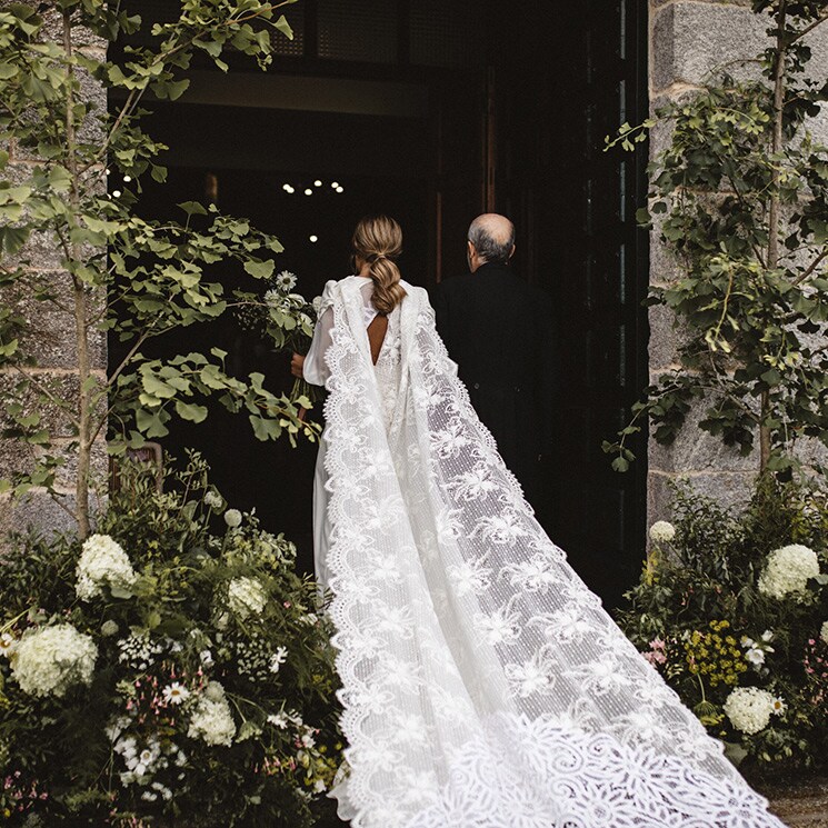 La historia de Ana, la novia de los dos looks tendencia que se casó en un pazo gallego