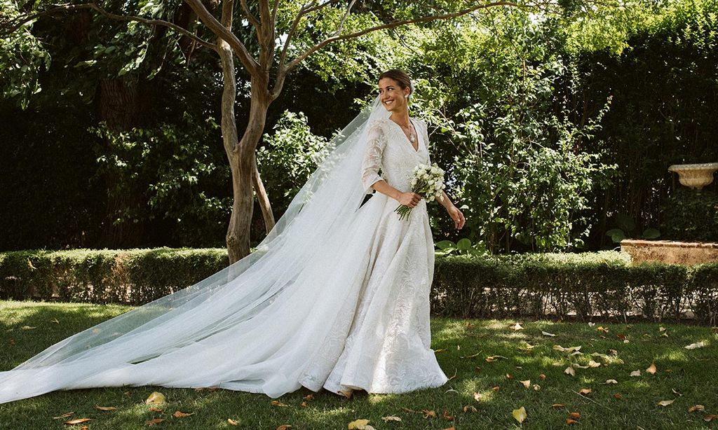 Una novia con vestido bordado