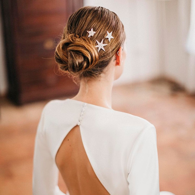 Si vas llevar un vestido de novia sencillo, estos preciosos peinados son para ti