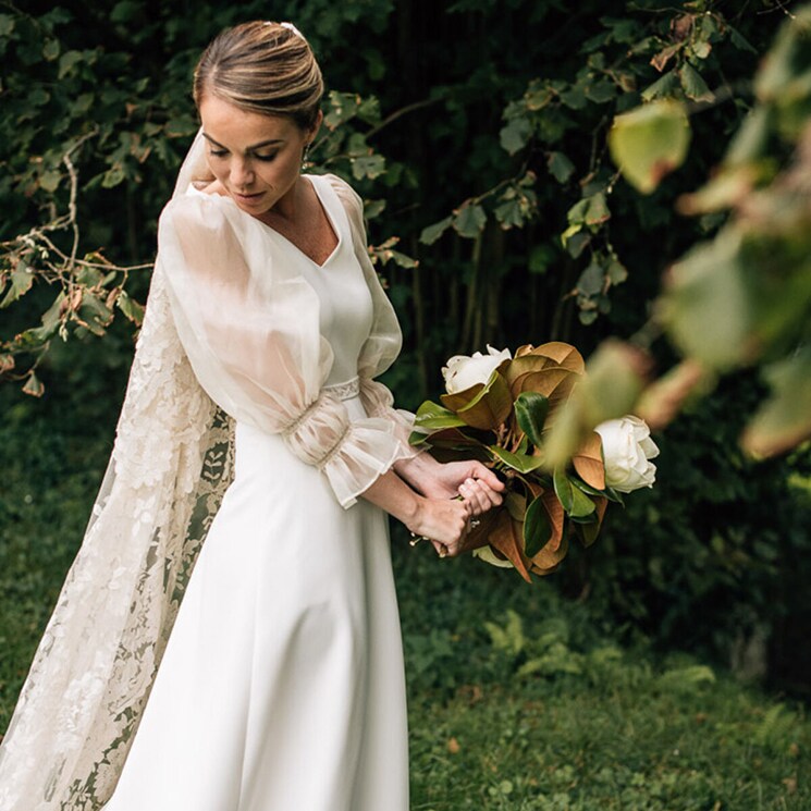 Un look con historia para Pilar, la novia de la mantilla y las mangas especiales