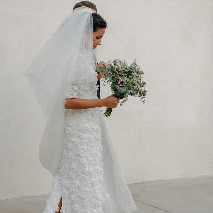 La historia de Cristina, la novia del vestido midi de flores y las sandalias plateadas