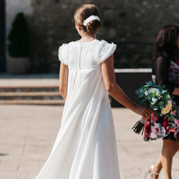 La boda de Sonia, la novia del look desmontable y el tocado de plumas