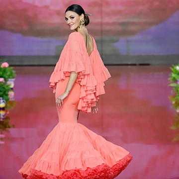 Vestido de Flamenca / Sevillana para Niña y Mujer Color Azul Lunares Negros