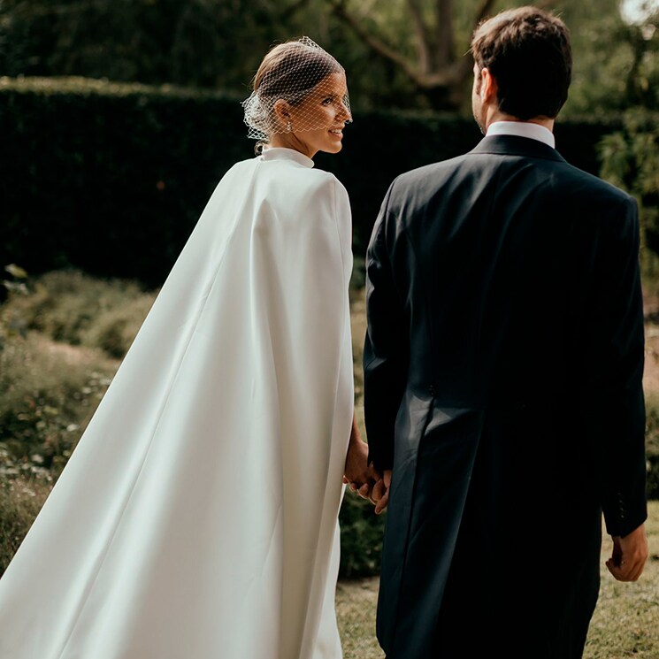 La historia de Laura, la novia con capa y redecilla que cautivó desde Mallorca