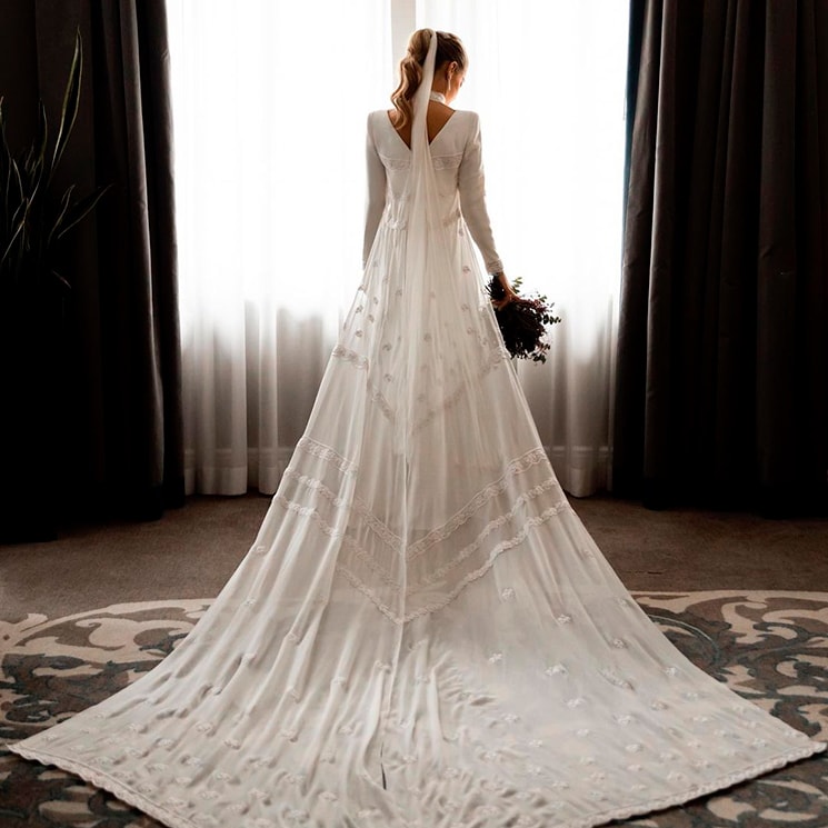 Un vestido romántico y con capa para la boda de María en Madrid