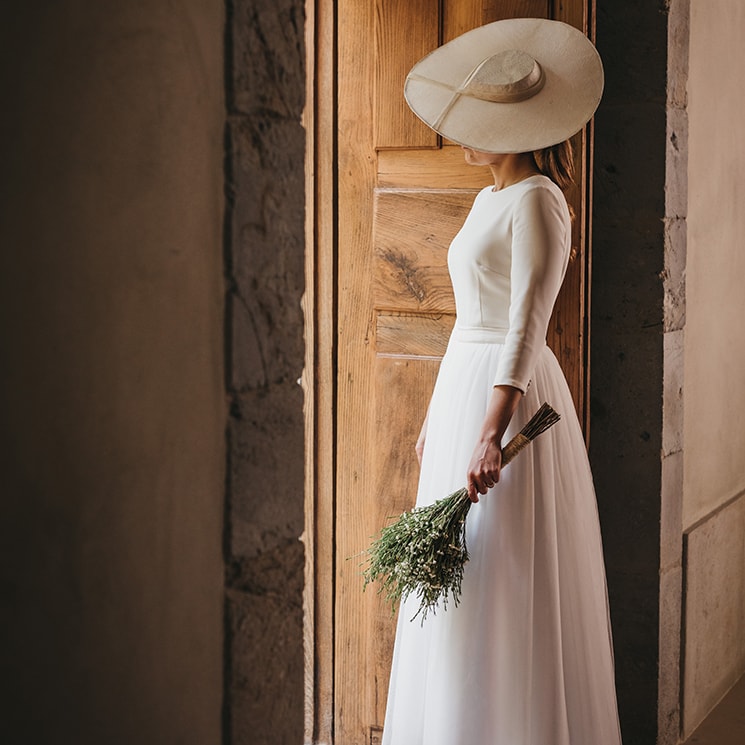 La boda de Patricia, la novia asturiana del vestido 'midi' y la pamela sencilla