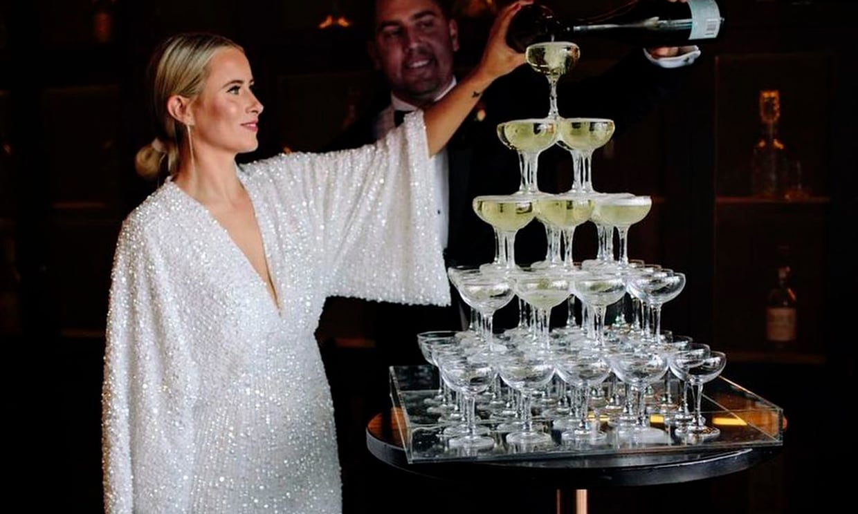 Torres de copas de champán en bodas