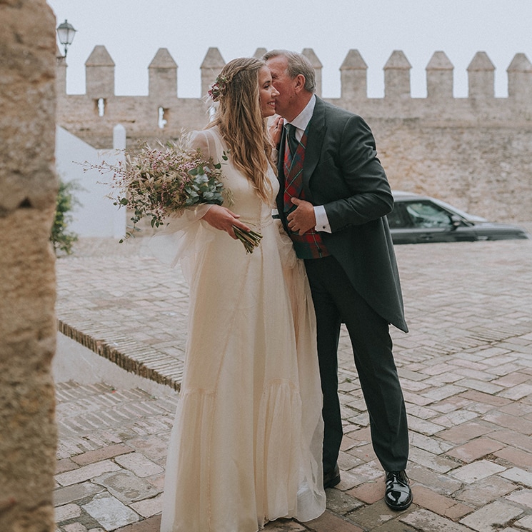 Alejandra, la novia del look bohemio y la corona de flores que se casó en Cádiz