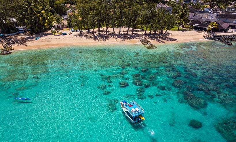 Barcos en las aguas turquesas del Caribe, Barbados