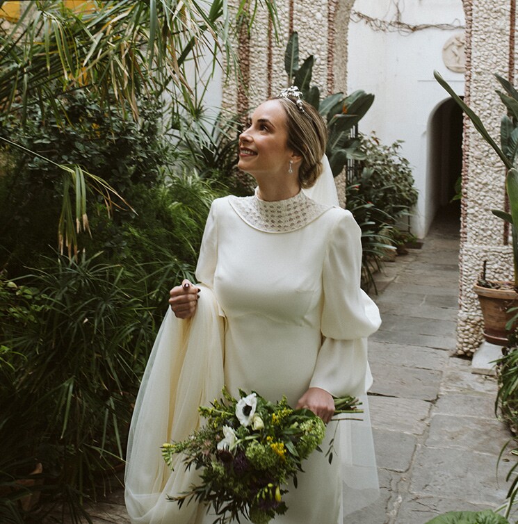 La boda en Sevilla de Isa, la novia del precioso vestido en crepé de seda y bambula