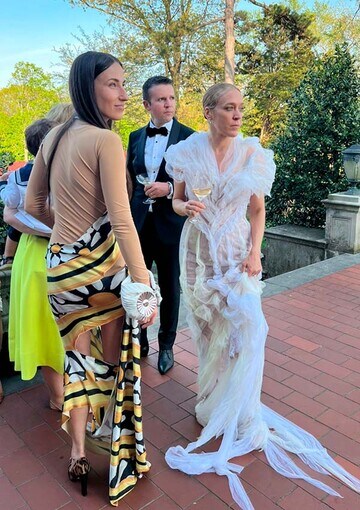 Chloë Sevigny vestida de novia junto a su estilista, Haley Wollens