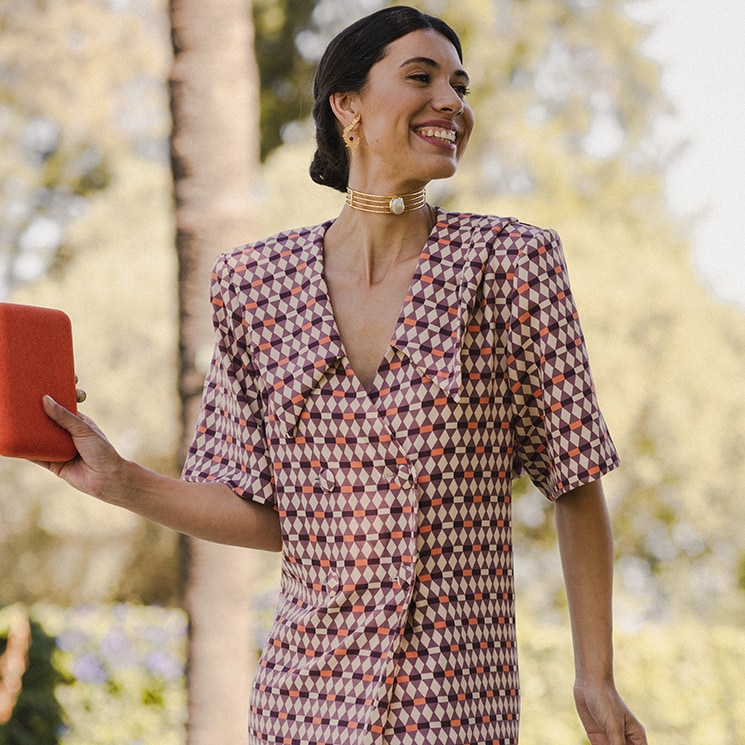 Estos preciosos vestidos de invitada estilizan y realzan el bronceado