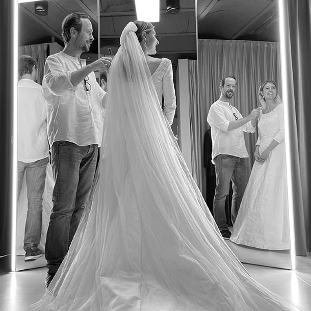 María de la Orden, una novia en Burdeos con vestido bordado y velo a la española