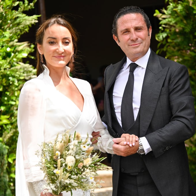 Lucía Pombo se casa con un vestido de cuello chimenea y capa vaporosa