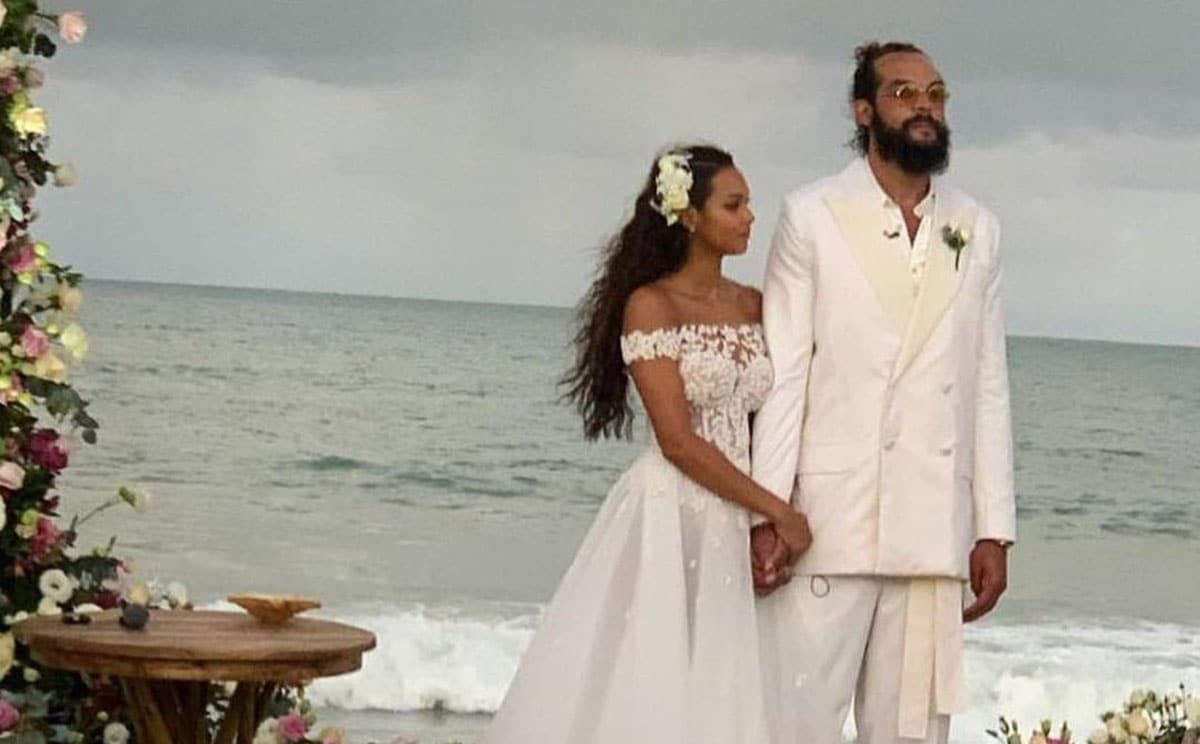 La supermodelo Lais Ribeiro se casa en la playa con un vestido de encaje con corsé