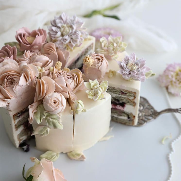 Las flores se cuelan en las tartas de boda más buscadas del momento