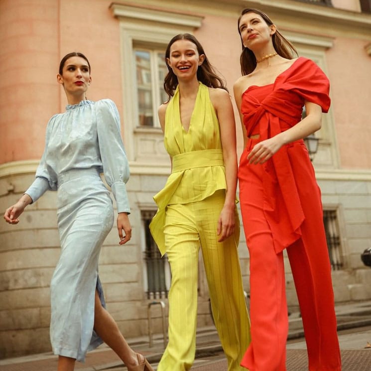 Invitadas monocolor: vestidos y 'total looks' para rendirse a la tendencia que no admite errores