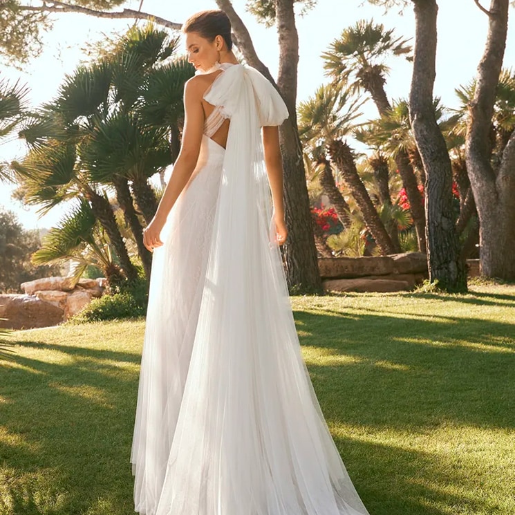 Los vestidos de novia con capa de firmas 'made in Spain' que tienes que fichar