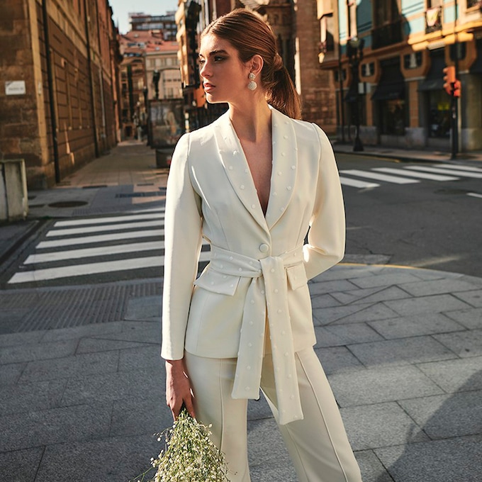 15 trajes de chaqueta blancos para novias que buscan un look reutilizable