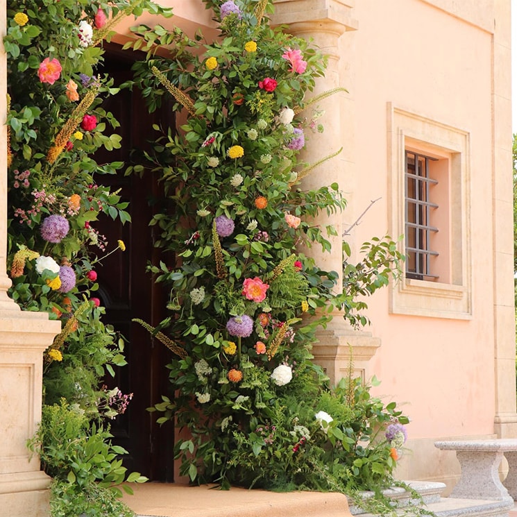 Decora la entrada de la iglesia con estos bonitos arreglos florales