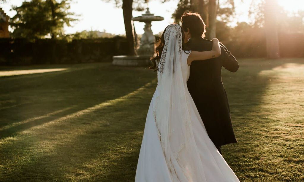 Ana, la novia (artista) del vestido sencillo y el velo amantillado que se casó en Madrid