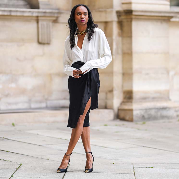 Ni vestido, ni pantalón: Zara propone la falda satinada como el mejor look de invitada