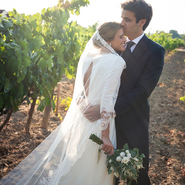 La boda de Clara en Barcelona, la novia del vestido con encaje 'vintage' y espalda lágrima