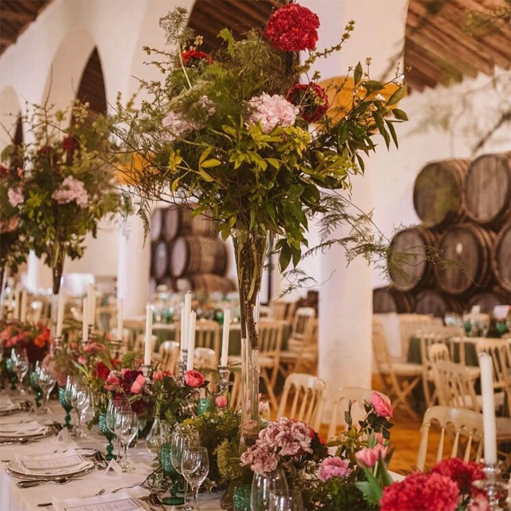 Los centros de mesa a todo color perfectos para novios amantes de las flores