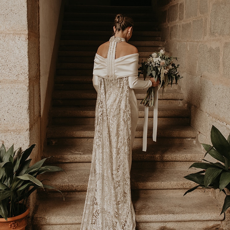 La boda de Cristina en Cáceres, la novia del look satinado y bohemio con detalles años 20