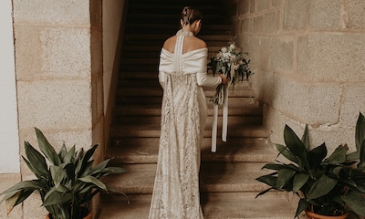 La boda de Cristina en Cáceres, la novia del look satinado y bohemio con detalles años 20