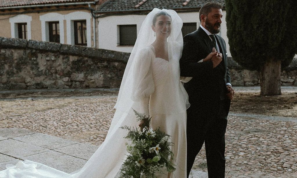 La historia de Berta, la novia del look romántico de seda que se casó en Segovia