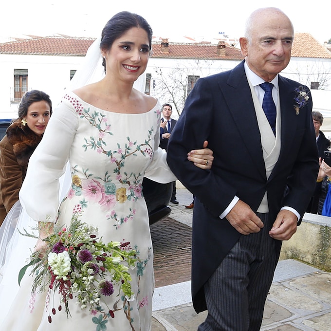 El vestido de novia de María Castellanos, un diseño de escote barco con flores de colores