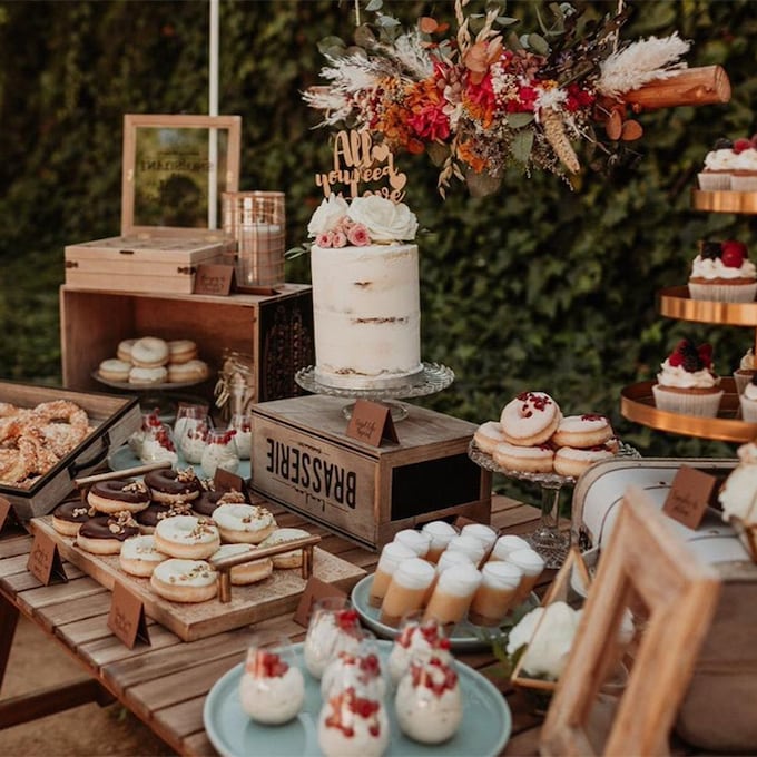 Mesas dulces de boda con postres deliciosos que te entrarán por los ojos